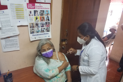 Cecilia Silva acudió este martes 6 de diciembre a vacunarse contra la influenza en el centro de salud N° 9, de Guayaquil.