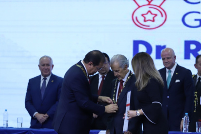 Homenaje. En la sesión solemne hubo condecoraciones a varias personalidades.