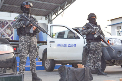 Caso. Policías custodian la camioneta oficial que era usada para transportar droga.