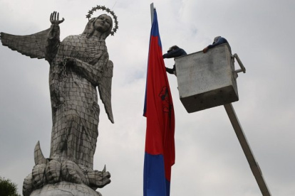 Las banderas son parte de la decoración por las fiestas fundacionales