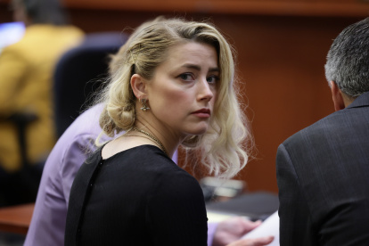 La actriz Amber Heard durante el juicio con Johnny Depp en Fairfax, Virginia, en foto de junio de 2022.
