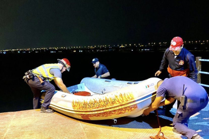 Bomberos duraneños lograron rescatar del agua a la ciudadana.
