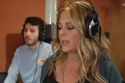 Sebastián Yatra junto a Rita Wilson en el estudio de grabación.