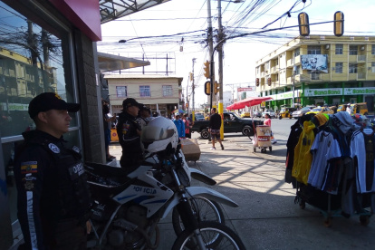 La Policía mantiene la vigilancia en diversos puntos comerciales, este 7 de diciembre.