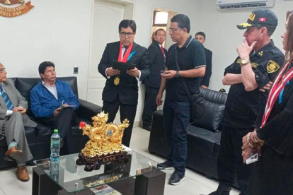 El presidente de Perú, Pedro Castillo, permanece detenido en una comisaría de Lima.