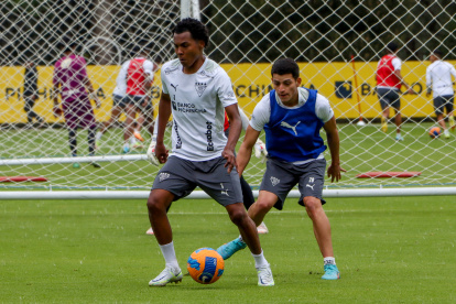 Bryan Ramírez (i) pasó sin problemas las pruebas médicas y ya forma parte de la pretemporada de los albos.