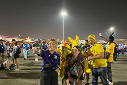Hinchas de Argentina se toman una ‘selfie’ con aficionados australianos luego del partido donde la Albiceleste se metió a los cuartos de final de la cita.