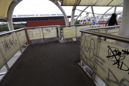 Hay grafitis y frases dibujadas en las paredes internas del puente.
