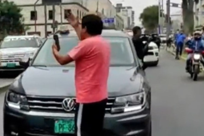 En la calles de Lima ya se concentra gente a favor y en contra de Pedro Castillo, presidente censurado.