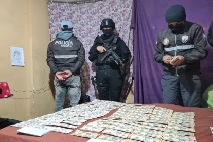 Evidencias. Fueron descubiertos billetes de 5, 10 y 20 dólares.