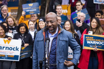 El demócrata Raphael Warnock participa en un evento en Norcross, Georgia (EE.UU.), este 6 de diciembre de 2022. EFE/EPA/Jim Lo Scalzo