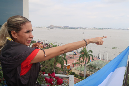 La prefecta Susana González explica sobre el peligro aviario