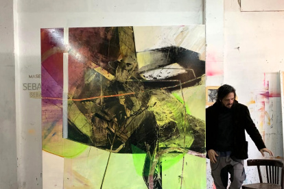 Avance. El artista visual argentino Sebastián Masegosa junto a la obra que fue adquirida por Unicoin y que forma parte de su serie "Mind Games" (Juegos mentales) y está inspirada en la homónima canción de John Lennon.