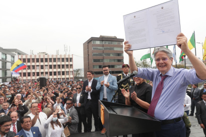 Acto. Frente a una multitud de personas que viajó de diversas partes, Lasso firmó el proyecto en la Asamblea.