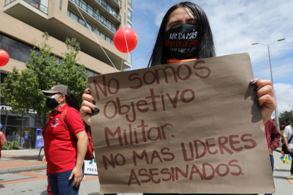 Manifestantes marchan pidiendo el fin de los asesinatos de líderes sociales en Colombia, en una fotografía de archivo. EFE/ Carlos Ortega