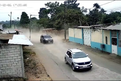 La persecución. Los habitantes del sector El Desquite 1 observaron el cruce de los automotores a lo largo de la calle que atraviesa este barrio de Quevedo.
