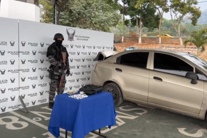 Esmeraldas. El carro, el dinero y los sobres con droga que decomisó la policía.