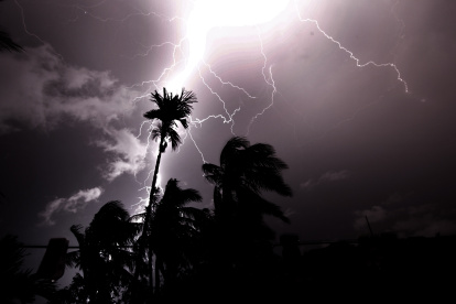En la imagen de archivo, un rayo cae en Kolkata, este de la India. EFE/EPA/PIYAL ADHIKARY