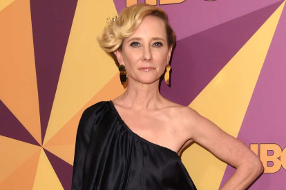 Anne Heche estrelló su auto contra una vivienda. Como resultado, sufrió graves quemaduras que más tarde le ocasionaron la muerte.