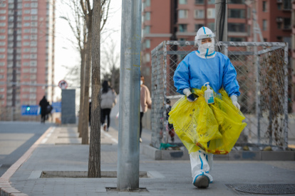 Un trabajador de la salud voluntario camina por la calle en Pekín, China, el 7 de diciembre de 2022. EFE/EPA/WU HAO