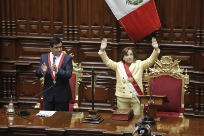 La abogada Dina Boluarte saluda tras ser juramentada como presidenta de Perú  por presidente del Congreso, José Daniel Williams Zapata (i).