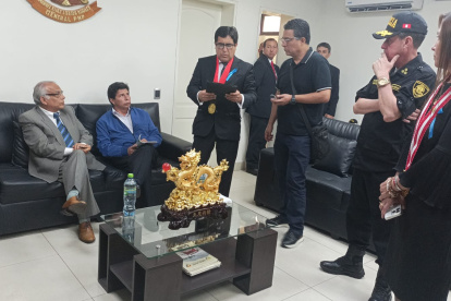 Fotografía cedida por la Oficina de Administración de Justicia que muestra al destituido presidente peruano Pedro Castillo junto a su ex primer ministro Anibal Torres
