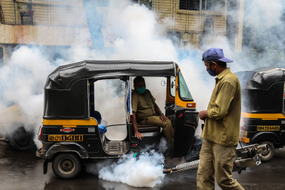 Un trabajador municipal fumiga contra la malaria cerca de una zona residencial en Mumbai, India, el 28 de julio de 2020.