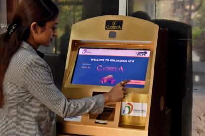 Syeda Fatima Taruj, directora de Goldsikka, presenta el cajero automático que da oro en Hyderabad