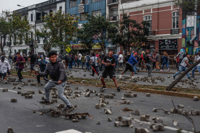 Manifestantes que respaldan al destituido presidente Pedro Castillo enfrentan a la Policía, hoy, a las afueras de la Prefectura de Lima, donde permanece detenido el ahora expresidente, hoy, en Lima (Perú). Un pequeño grupo de simpatizantes y detractores del expresidente peruano Pedro Castillo se enfrentaron este miércoles frente al centro donde está detenido en Lima el exmandatario, acusado de haber dado un autogolpe de Estado. Los cuerpos de la Policía Nacional de Perú (PNP) han tenido que intervenir con gases lacrimógenos y detener a algunos de los manifestantes para poder liberar la céntrica avenida Alfonso Ugarte, según pudo presenciar EFE. EFE/ Aldair Mejía