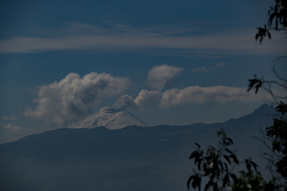 Fotografía del volcán Cotopaxi mientras emiten gases y ceniza hoy, desde Quito (Ecuador).