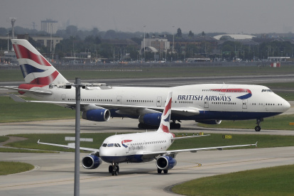 Varios aviones de la compañía británica British Airways permanecen estacionados en el aeropuerto de Heathrow el 29 de mayo de 2017.