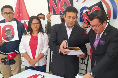 El secretario del CNE, Santiago Vallejo, recibió la documentación del director de Unidad Popular, Geovanni Atarihuana.
