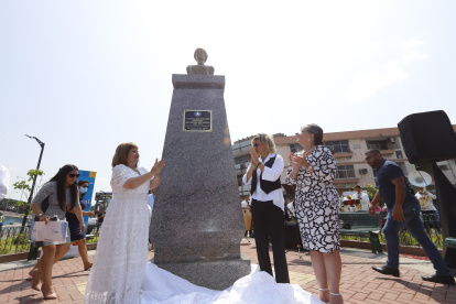 inauguración del busto en homenaje a la magister Gaciela Leví Castillo., AV.DEL ERIODISTA Y PLAZA DAÑIN, 08 DE DICIEMBRE  DEL 2022- AMELIA ANDRADE Guayaquil-Ecuador Agencia (Ag-ecpreso)