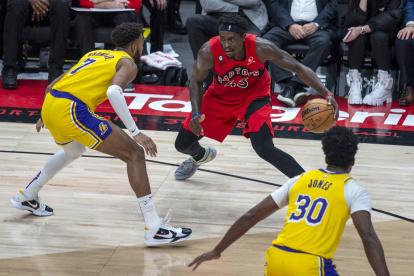 Pascal Siakam (c) fue un factor desequilibrante en el triundo de los Raptors.