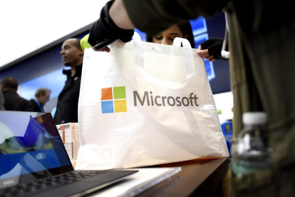 Empresa.- Una persona hace compras en la tienda de Microsoft.