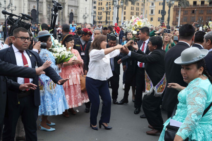 La nueva presidenta de Perú, Dina Boluarte, participa en una procesión de la Virgen de la Inmaculada Concepción de la ciudad de Puno hoy, en la Plaza de Armas de Lima, este jueves 8 de diciembre.