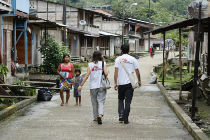 Miembros de Médicos Sin Fronteras caminan, 23 de noviembre de 2022, en Pié de Pató, Chocó (Colombia). EFE/ Mauricio Dueñas Castañeda