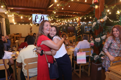 Norte. En Costanera Grill House fue la reunión de compañeros de trabajo de la empresa Evasa. En la foto la gerente de Evasa, Elsy Villacís (izquierda) y la contadora, Cynthia Barrera.