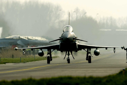 Un caza "Eurofighter Typhoon" aterriza durante las maniobras internacionales. Fotografía de archivo. EFE/Robin Van Lonkhuijsen