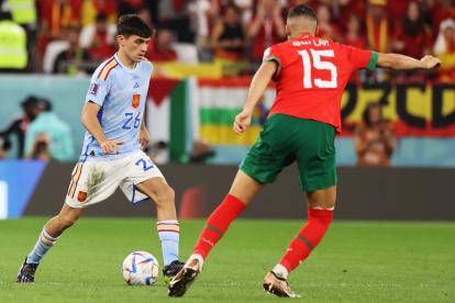 Doha (Qatar), 06/12/2022.- Pedri of Spain (L) in action against Selim Amallah of Morocco during the FIFA World Cup 2022 round of 16 soccer match between Morocco and Spain at Education City Stadium in Doha, Qatar, 06 December 2022. (Mundial de Fútbol, Marruecos, España, Catar) EFE/EPA/Mohamed Messara