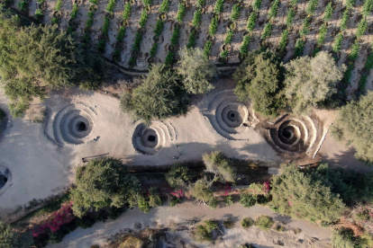 Fotografía aérea de los acueductos de Cantalloc en Nazca (Perú). La desértica tierra de Ica, en la costa sur de Perú, fue cuna de la cultura Nazca, cuyos pobladores llegaron a construir, hace más de mil años, kilómetros de acueductos subterráneos, que hoy el Estado peruano quiere volver a poner en valor.