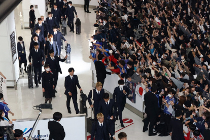 Narita (Japan), 06/12/2022.- Japanese national soccer team members are welcomed by fans upon their arrival at Narita International Airport in Narita, Japan, 07 December 2022. Japan was defeated by Croatia in their FIFA World Cup 2022 round of 16 soccer match on 05 December. (Mundial de Fútbol, Croacia, Japón) EFE/EPA/JIJI PRESS JAPAN OUT EDITORIAL USE ONLY/