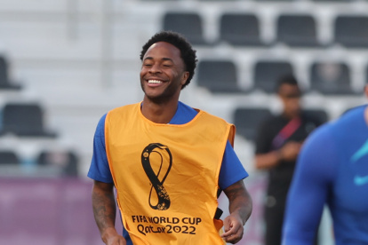 Doha (Qatar), 09/12/2022.- England"s Raheem Sterling attends his team"s training session in Doha, Qatar, 09 December 2022. England will play France in the quarter final match of the FIFA World Cup 2022 on 10 December. (Mundial de Fútbol, Francia, Catar) EFE/EPA/TOLGA BOZOGLU