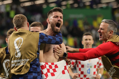 Bruno Petkovic (C) of Croatia celebrates after scoring the 1-1 during the FIFA World Cup 2022 quarter final soccer match between Croatia and Brazil at Education City Stadium in Doha, Qatar, 09 December 2022. (Mundial de Fútbol, Brasil, Croacia, Qatar)
