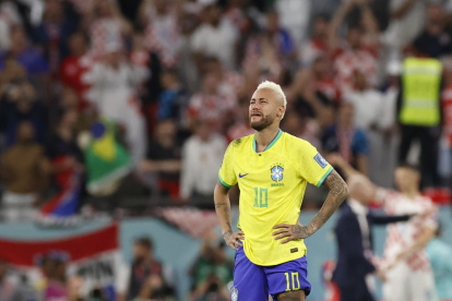 Neymar de Brasil se lamenta hoy, en un partido de los cuartos de final del Mundial de Fútbol Qatar 2022 entre Croacia y Brasil en el estadio Ciudad de la Educación en Rayán (Qatar)