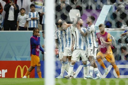 Jugadores de Argentina celebran un gol de Messi ante Países Bajos