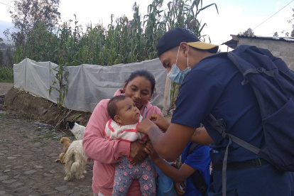 Un brigadista aplica una vacuna a un infante en un sector rural de Imbabura, donde hace dos semanas se confirmaron dos casos de sarampión.