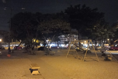 Sauces. El parque luce completamente a oscuras.