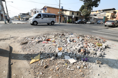 EN LA CALLE ARGENTINA Y CARCHI LOS MORADORES SE QUEJAN POR LA BASURA Y ESCOMBROS DE CONSTRUCCION QUE HAY EN EL LUGAR QUE YA TIENE DOS MESES 5 DE DICIEMBRE DEL 2022  GUAYAQUIL-ECUADOR