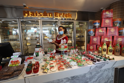 Comercio.- En una esquina se  en las latas con paisajes de Ecuador, para llevar allí el pan de pascua.